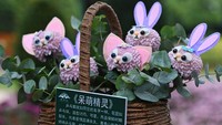 Bunga tersebut dibentuk karakter unik nan lucu. 