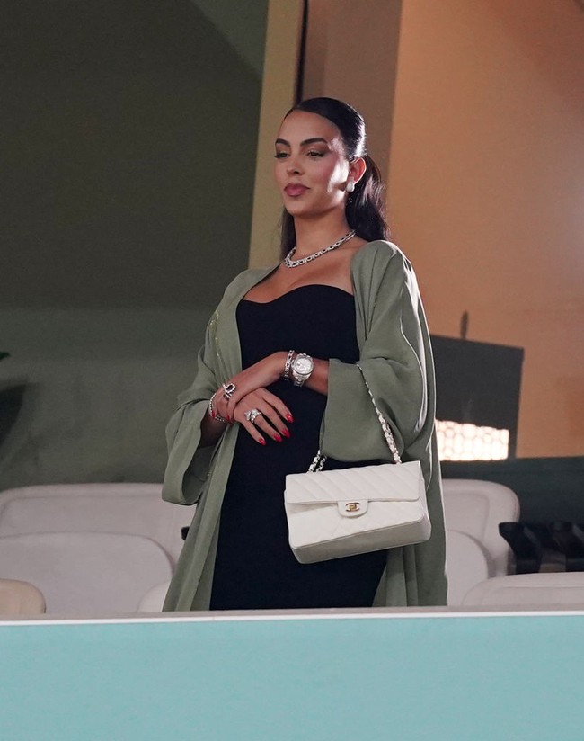 Satu-satunya ekspresi Georgina Rodriguez yang terlihat ‘senang’ saat menonton pertandingan Portugal vs Swiss adalah di momen ini. Dia tertangkap kamera tersenyum tipis. Foto: Getty Images