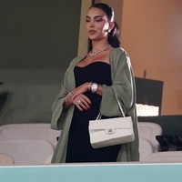 Satu-satunya ekspresi Georgina Rodriguez yang terlihat ‘senang’ saat menonton pertandingan Portugal vs Swiss adalah di momen ini. Dia tertangkap kamera tersenyum tipis. Foto: Getty Images