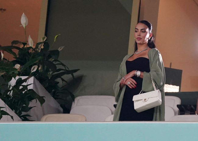 Georgina Rodriguez tampak mengenakan dress hitam dan outer hijau saat hadir untuk memberi dukungan pada tim nasional Portugal di mana kekasihnya, Cristiano Ronaldo berlaga.Foto: Getty Images