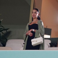 Georgina Rodriguez tampak mengenakan dress hitam dan outer hijau saat hadir untuk memberi dukungan pada tim nasional Portugal di mana kekasihnya, Cristiano Ronaldo berlaga.Foto: Getty Images