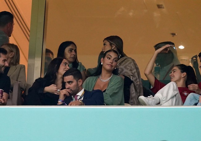 Georgina Rodriguez terlihat di bangku penonton pertandingan Portugal vs Swiss yang digelar di Stadion Lusail, Qatar, Selasa (6/12/2022) waktu lokal atau Rabu (7/12/2022) dini hari waktu Indonesia. Foto: Getty Images