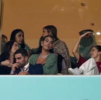 Georgina Rodriguez terlihat di bangku penonton pertandingan Portugal vs Swiss yang digelar di Stadion Lusail, Qatar, Selasa (6/12/2022) waktu lokal atau Rabu (7/12/2022) dini hari waktu Indonesia. Foto: Getty Images