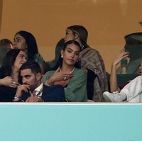 Namun sayangnya pada momen pertandingan penentuan 16 besar ini, Ronaldo nyaris tak bermain. Pria yang sudah memberikan dua anak pada Georgina itu berada di bangku cadangan dan baru bermain menjelang babak akhir Portugal vs Swiss. Foto: Getty Images