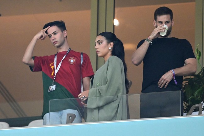 Portugal vs Swiss bukanlah pertandingan Ronaldo pertama yang ditonton Georgina Rodriguez. Sebelumnya Georgina juga hadir di bangku penonton saat Portugal melawan Korea Selatan.Foto: Getty Images