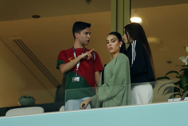 Ronaldo berada di bangku cadangan hingga menjelang akhir pertandingan, Georgina Rodriguez tampak tak menikmati jalannya pertandingan. Selama menonton Portugal vs Swiss, dia berwajah dingin. Padahal Portugal memenangkan pertandingan dengan skor 6 - 1. Foto: Getty Images