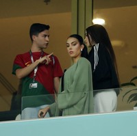Ronaldo berada di bangku cadangan hingga menjelang akhir pertandingan, Georgina Rodriguez tampak tak menikmati jalannya pertandingan. Selama menonton Portugal vs Swiss, dia berwajah dingin. Padahal Portugal memenangkan pertandingan dengan skor 6 - 1. Foto: Getty Images