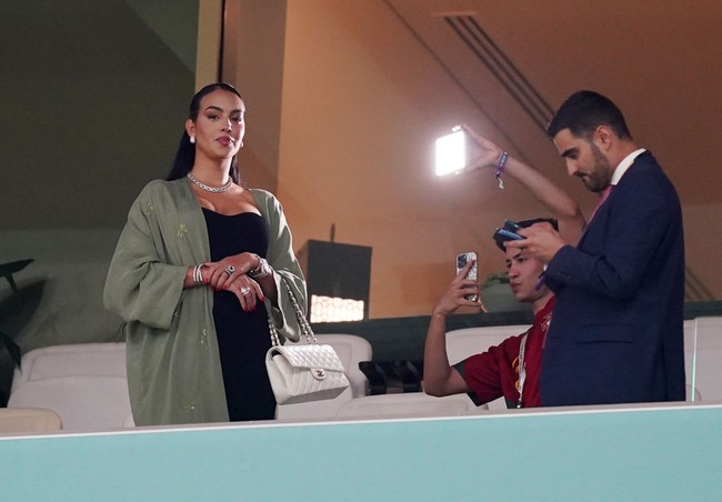 Berpose tanpa senyuman atau bahkan tawa selama pertandingan Portugal vs Swiss, Georgina Rodriguez juga tampak menenteng tas mewah dari Chanel saat menonton Piala Dunia Qatar 2022.Foto: Getty Images