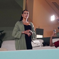Berpose tanpa senyuman atau bahkan tawa selama pertandingan Portugal vs Swiss, Georgina Rodriguez juga tampak menenteng tas mewah dari Chanel saat menonton Piala Dunia Qatar 2022.Foto: Getty Images