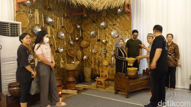 Gladi upacara adat yang digelar di rumah Erina Gudono, Rabu (7/12/2022) malam.