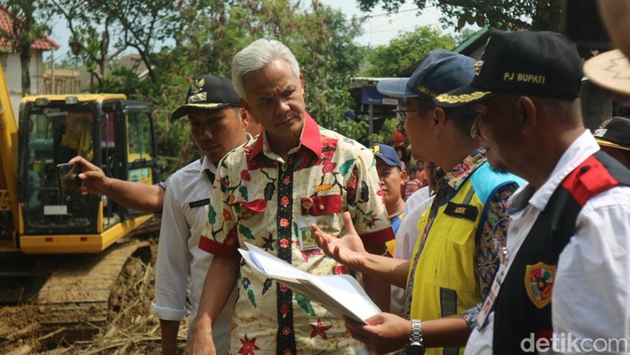 Gubernur Jawa Tengah Ganjar Pranowo saat berkunjung ke wilayah yang sempat diterjang banjir bandang di Desa Godo, Kecamatan Winong, Pati, Rabu (7/12/2022).