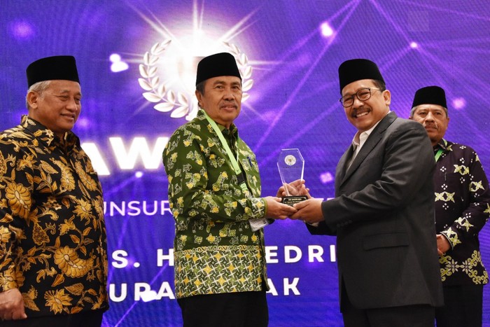 Gubernur Riau Raih Anugerah Tokoh Wakaf Nasional Unsur Kepala Daerah