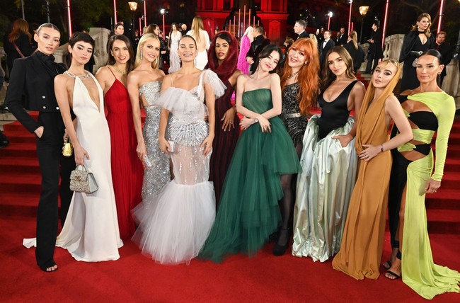 Ini potret Han So Hee yang terlihat stand out di tengah tim Charlotte Tilbury. Meskipun dikelilingi bintang dunia seperti Sabrina Carpenter, Poppy Delevigne, dan Lily James, dia menjadi pusat perhatian. Foto: Getty Images