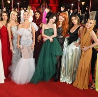 Ini potret Han So Hee yang terlihat stand out di tengah tim Charlotte Tilbury. Meskipun dikelilingi bintang dunia seperti Sabrina Carpenter, Poppy Delevigne, dan Lily James, dia menjadi pusat perhatian. Foto: Getty Images