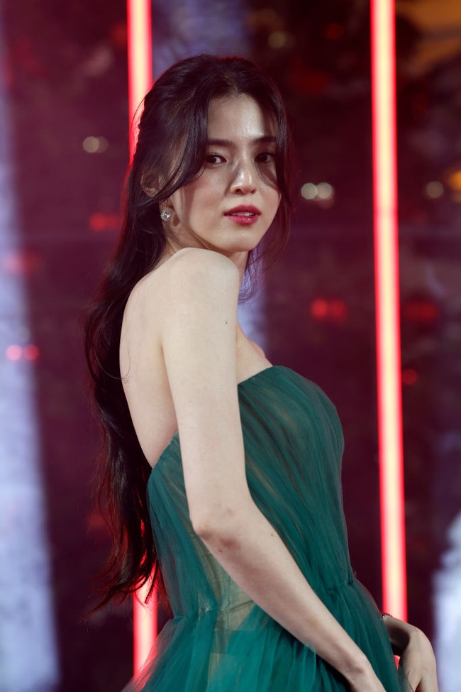 Dalam foto dan video yang beredar, Han So Hee tampak memakai gaun transparan yang mengekspos bagian punggungnya. Foto: Getty Images