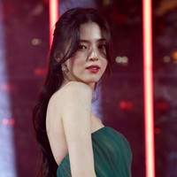 Dalam foto dan video yang beredar, Han So Hee tampak memakai gaun transparan yang mengekspos bagian punggungnya. Foto: Getty Images