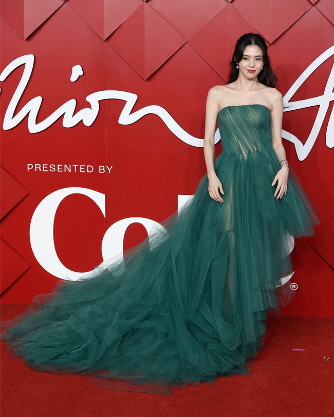 Penampilannya dalam balutan gaun pengantin berpotongan asimetris itu memukau netizen Korea dan penggemar. Han So Hee disebut hanya kekurangan mahkota untuk melengkapi penampilannya. Foto: Getty Images