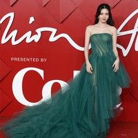 Penampilannya dalam balutan gaun pengantin berpotongan asimetris itu memukau netizen Korea dan penggemar. Han So Hee disebut hanya kekurangan mahkota untuk melengkapi penampilannya. Foto: Getty Images