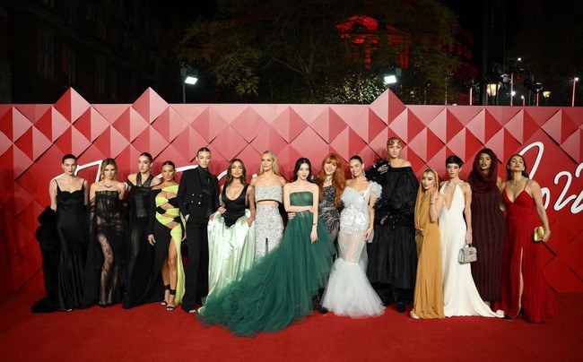 Paras cantik sang brand ambassador ditunjang polesan makeup Charlotte Tilbury. Foto: Getty Images