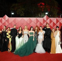 Paras cantik sang brand ambassador ditunjang polesan makeup Charlotte Tilbury. Foto: Getty Images