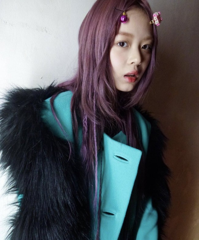 Dan pada Minggu (4/12/2022) kemarin, Gucci kembali mengunggah foto brand ambassador terbarunya di Twitter. Terlihat gaya edgy Hanni NewJeans memakai koleksi Gucci Cruise 2023 untuk pemotretannya bersama majalah W Korea. Foto: Instagram