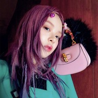 Koleksi tas Gucci Bamboo 1947 berwarna pink menjadi fashion statement-nya. Foto: Instagram