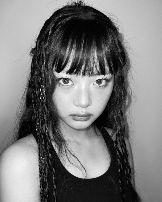 “Gucci mengumumkan #HANNI, personel grup #NewJeans sebagai Brand Ambassador terbaru menjelang acara #GucciCosmogenieSeoul pada 1 November. @NewJeans_ADOR #AlessandroMichele,” tulis pihak Gucci lewat akun Twitter @gucci. Foto: Instagram