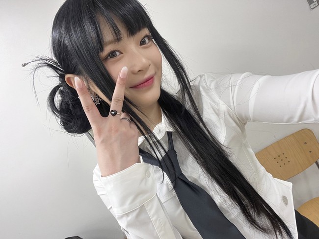 Para personel NewJeans meraih popularitas dengan pesat setelah debut dengan lagu Attention pada Jumat (22/7/2022). Hanni dan rekan personelnya sukses mencuri atensi karena menghidupkan kembali tren Y2K lewat konsep lagu, video klip, hingga gaya berpakaiannya. Foto: Instagram