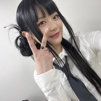 Para personel NewJeans meraih popularitas dengan pesat setelah debut dengan lagu Attention pada Jumat (22/7/2022). Hanni dan rekan personelnya sukses mencuri atensi karena menghidupkan kembali tren Y2K lewat konsep lagu, video klip, hingga gaya berpakaiannya. Foto: Instagram