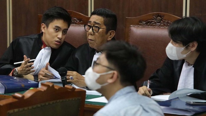 Henry Yosodiningrat sidang di PN Jaksel Suasana Sidang Lanjutan Kasus dugaan Dugaan Penipuan dan Penggelapan di PT Asli Rancangan Indonesia, Penasihat hukum Rionald Anggara Soerjanto (Rionald) terkait kasus penipuan dan penggelapan di PT Asli Rancangan Indonesia di PN Jakarta Selatan, Rabu (7/12/2022). Sidang mengagendakan keterangan saksi, Henry Yosodiningrat menjelaskan, bukti-bukti yang ditunjukkan di muka persidangan sejauh ini banyak mengungkap fakta-fakta baru. Saksi-saksi pelapor yang dihadirkan adalah Agus Christianto (Agus), Christian Kurniawan Budi Santoso (Chris), Muhammad Faisal Amin (Faisal), dan Santy Chandra Setiawan (Santy), dimana ditemukan memberi kesaksian yang tidak konsisten dengan fakta-fakta yang ditemukan di persidangan.