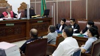 Henry juga mengatakan, bahwa saksi Agus menyampaikan berdasarkan hasil audit investigasi yang dilakukan oleh Kantor Akuntan Publik (KAP) Umaryadi, Ak., CPA tanggal 25 Januari 2022 terdapat 2 (dua) bentuk kerugian yaitu kerugian yang disebabkan oleh reseller sebesar Rp 37.426.285.740 (tiga puluh tujuh milyar empat ratus dua puluh enam juta dua ratus delapan puluh lima ribu tujuh ratus empat puluh rupiah) dan kerugian yang disebabkan oleh pembuatan 45 (empat puluh lima) aplikasi sebanyak Rp 47.923.750.000 (empat puluh tujuh milyar sembilan ratus dua puluh tiga juta tujuh ratus lima puluh ribu rupiah) kepada Tedjo Suprajogi Liman (Yogi) dan Erick Soedjasa (Erick)