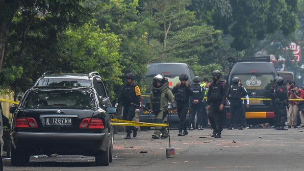 Identitas pelaku bom Astana Anyar Bandung sudah diketahui. Pelaku adalah laki-laki yang dilaporkan tewas usai ledakan di Polsek Astana Anyar, Rabu (7/12/2022).