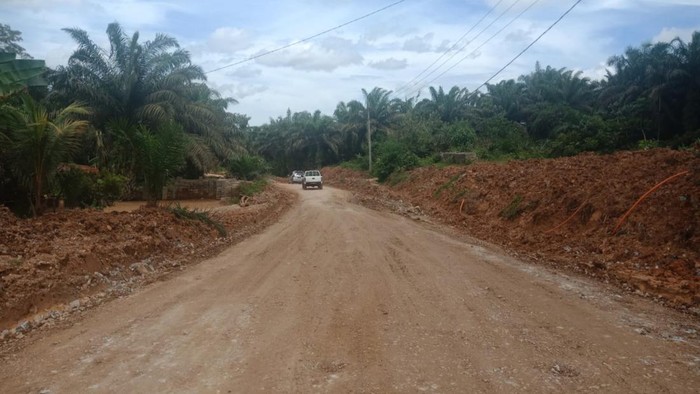 Jalan lintas di Indragiri Hulu setelah diperbaiki (Foto: Istimewa)