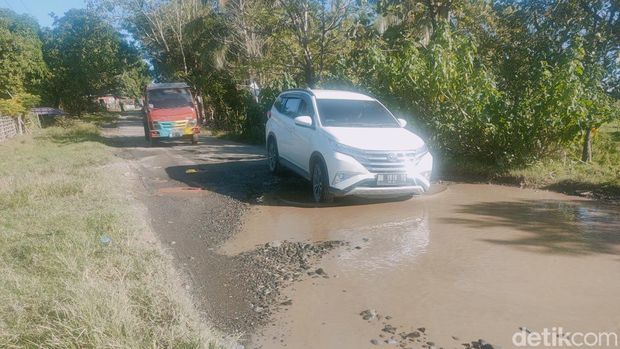 Jalan poros Wajo, Sulsel, rusak parah.