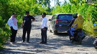 Foto: Kades Botto Tanre Besse Erfianti (kiri), dan Kades Lamiku Baso Sultan (kanan) bersama tokoh masyarakat meninjau ruas jalan Doping-Atapange, Kabupaten Wajo. (Agung Pramono/detikSulsel)