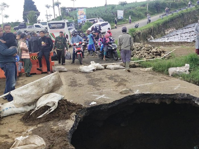 Jalur Banjarnegara-Dieng di Desa Sumberejo, Batur ambles. Akses jalan ditutup total, Rabu (7/12/2022).