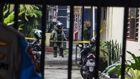 Penjinak bom Polda Jabar menyisir lokasi bom bunuh diri di Mapolsek Astana Anyar, Kota Bandung.