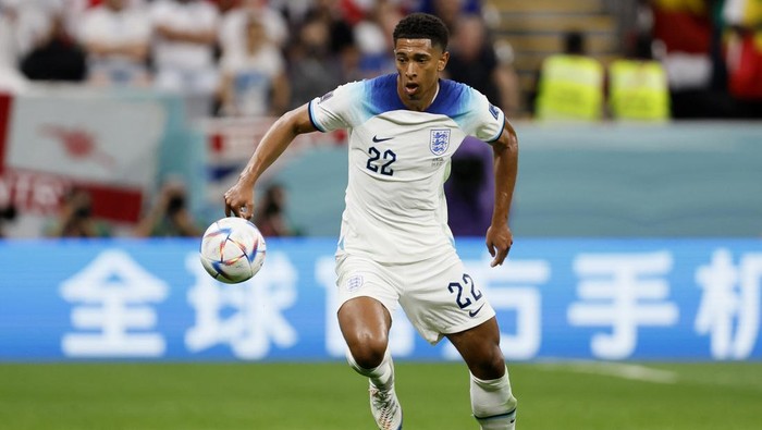AL KHOR, QATAR - DECEMBER 04: Jude Bellingham of England on the ball during the FIFA World Cup Qatar 2022 Round of 16 match between England and Senegal at Al Bayt Stadium on December 4, 2022 in Al Khor, Qatar. (Photo by Richard Sellers/Getty Images)