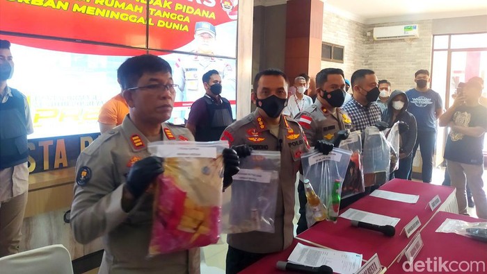 Kapolresta Barelang Kombes Pol Nugroho Tri Nuryanto (Dua dari kiri) menunjukkan barang bukti pembunuhan, Rabu (7/11/2022).(Foto: Alamudin Hamapu)