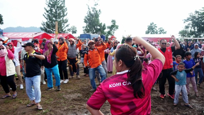 Kegiatan Social Healing Untuk Korban Gempa Cianjur KONI Cianjur Gelar Kegiatan Social Healing untuk Korban Gempabumi yang serentak dilaksanakan di 20 desa di Kecamatan Cugenang dan Kecamatan Cilaku, Cianjur, Minggu (4/1/2022).