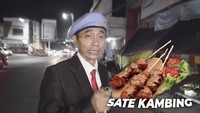 Nasi lengko yang dinikmatinya semakin enak dengan tambahan sate kambing. Lord selaku pemangku bumi dan pemimpin tatanan dunia 3, sangat merekomendasikan menu khas Cirebon ini untuk menemani santap malam untuk seluruh penduduk bumi, katanya di Instagram.