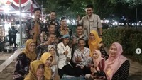 Lord Rangga bersama Staf dan Pimpinan Bank Brebes, bersama menikmati Kupat Sate Blengong, khas Brebes, tulisnya di keterangan foto. Kompak ya?