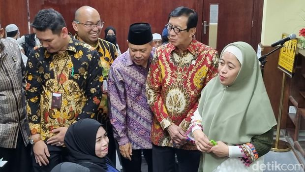 Ketua DPR Puan Maharani mengecek layanan Pasporisasi bagi warga negara Indonesia (WNI) yang overstay di Arab Saudi. (Haris/detikcom)