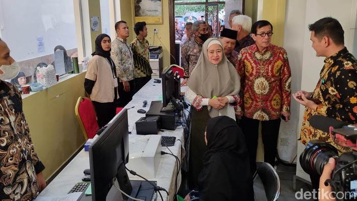 Ketua DPR Puan Maharani mengecek layanan Pasporisasi bagi warga negara Indonesia (WNI) yang overstay di Arab Saudi. (Haris/detikcom)