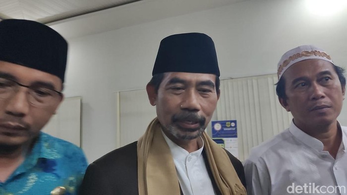 Ketua MUI Kabupaten Bogor Agus Mulyana (tengah) menyatakan ajaran Imam Mahdi dan Ratu Adil di Jonggol menyimpang dari ajaran Islam.