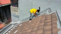 Team pawang bukan tukang biasa, tapi telah mendapat pelatihan serta sertifikasi dari AM Mortar. Mereka dilengkapi dan bekerja mengikuti protokol kesehatan. Selain itu, pekerjaan diawasi langsung oleh team AM Mortar. Semua pembayaran dari konsumen langsung diterima oleh team pawang, AM tidak memungut fee apapun. Sistematika harga yang diterapkan disini transparan. Konsumen menghubungi Pawang Bocor melalui whatsapp, setelah itu akan disurvey sebelum pembuatan penawaran harga. Setelah konsumen setuju, pengerjaan perbaikan akan dilakukan.