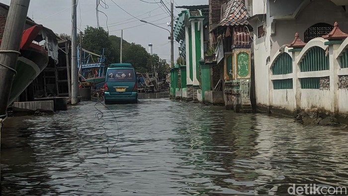 Kondisi banjir rob di jalan wilayah Kecamatan Bonang, Demak, Rabu (7/12/2022), sekitar pukul 10.00 WIB.
