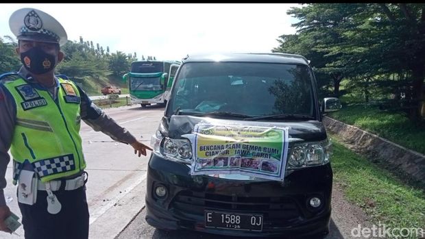 Kondisi mobil relawan yang terlibat kecelakaan di Tol Cipali