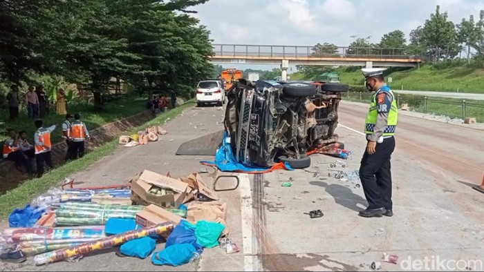 Kondisi mobil relawan yang terlibat kecelakaan di Tol Cipali
