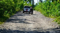 Foto: Sejumlah kendaraan kesulitan melintasi ruas Jalan Doping-Atapange di Wajo. (Agung Pramono/detikSulsel)